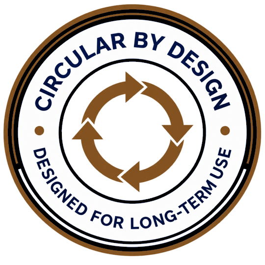 Distintivo Circular by Design - Diseñado para uso a largo plazo con símbolo de flechas circulares en dorado sobre fondo oscuro